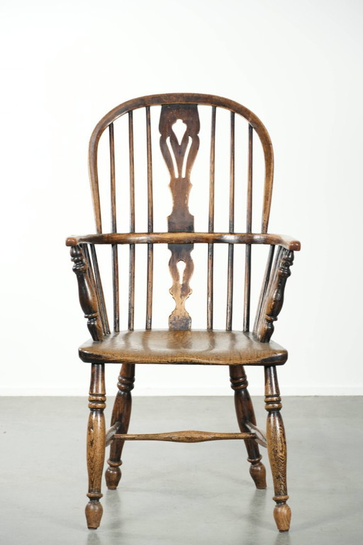Elegante silla Windsor inglesa antigua de respaldo alto de principios del siglo XIX.
