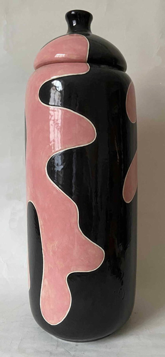 Image 1 of Grand vase en faïence avec couvercle et décor abstrait.