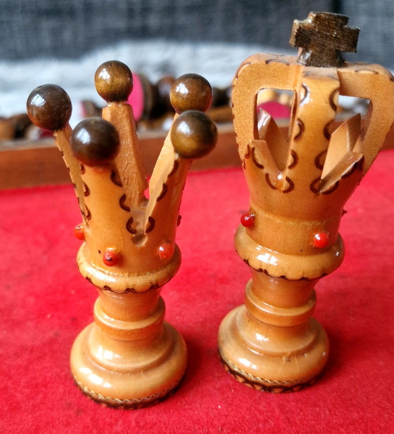 Image 1 of  Magnifique échiquier en bois vintage fait à la main avec des pièces uniques