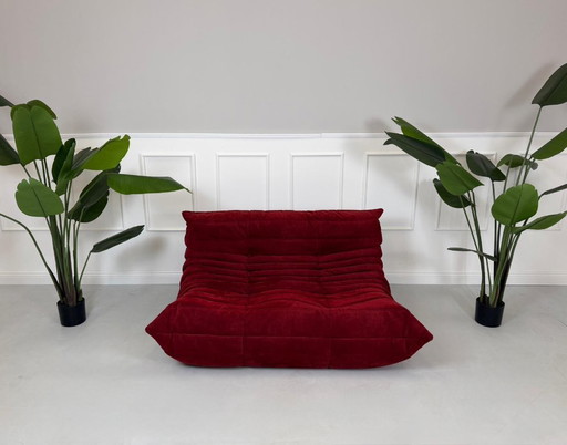 Sofá de diseño Ligne Roset Togo de 2 plazas en Alcantara rojo