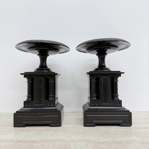 Par de pedestales neoclásicos franceses antiguos de mármol negro Cassoulets con decoración dorada, años 1900
