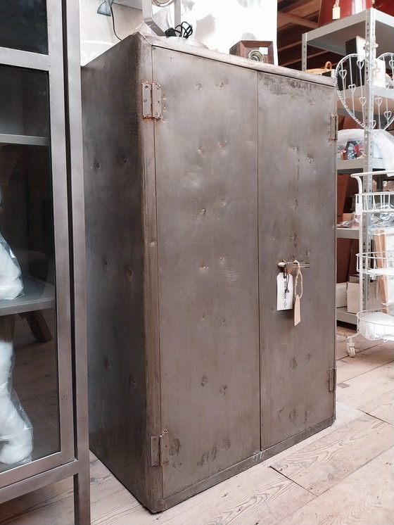 Image 1 of Vecchio mobiletto in metallo a due ante 77*43,5*118