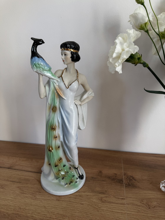 Image 1 of Vintage sculptuur van een vrouw met een pauw