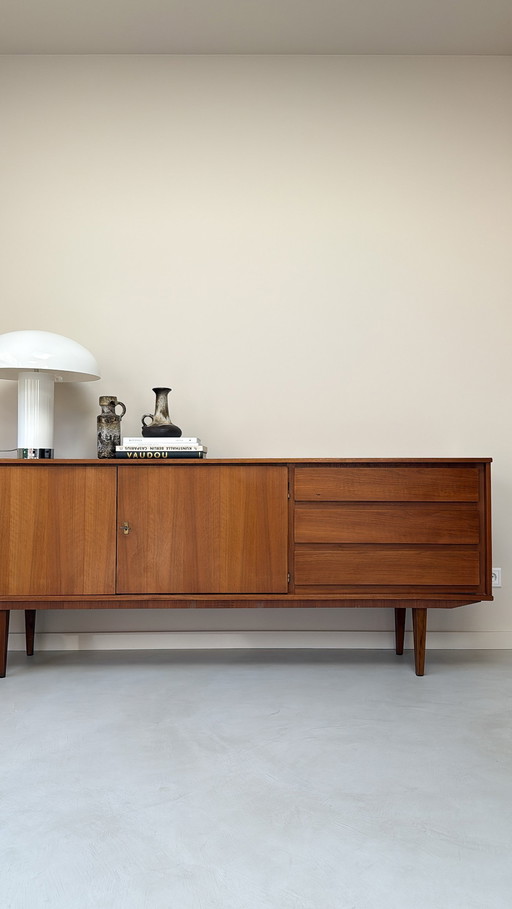 Buffet vintage en bois avec 2 portes et 3 tiroirs