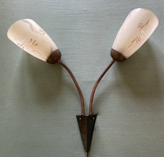 Image 1 of Lampada da parete anni '50 con 2 molle di flessione e paralumi in vetro dipinto a mano