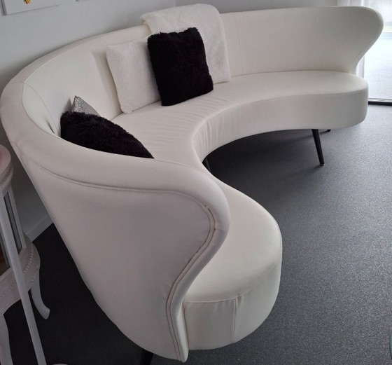 Image 1 of Panca da pranzo rotonda in similpelle bianca.