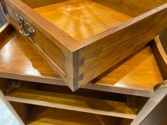 Image 1 of Coppia di comodini in stile Luigi XV con cassetto e nicchia