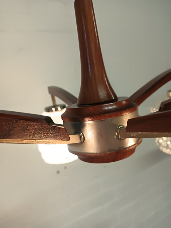 Image 1 of Lampe des années 1960, en teck et avec 6 magnifiques abat-jour en verre.