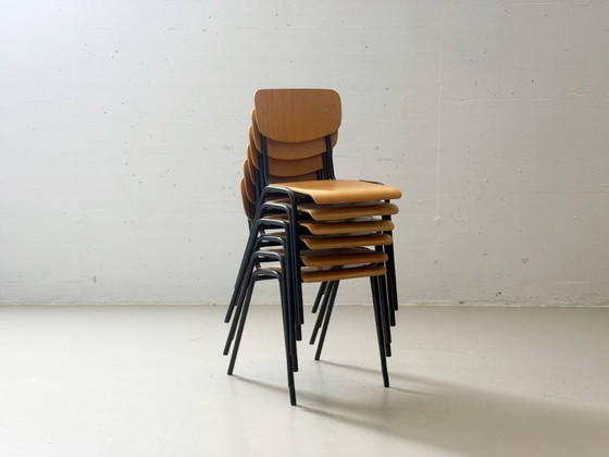 Image 1 of 6 stapelbare studiostoelen met zwart gelakt stalen frame, jaren 90