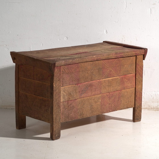 Coffre ancien sculpté en bois de pin – Europe Centrale, circa 1850 – Commodes (photo 8 of 40)