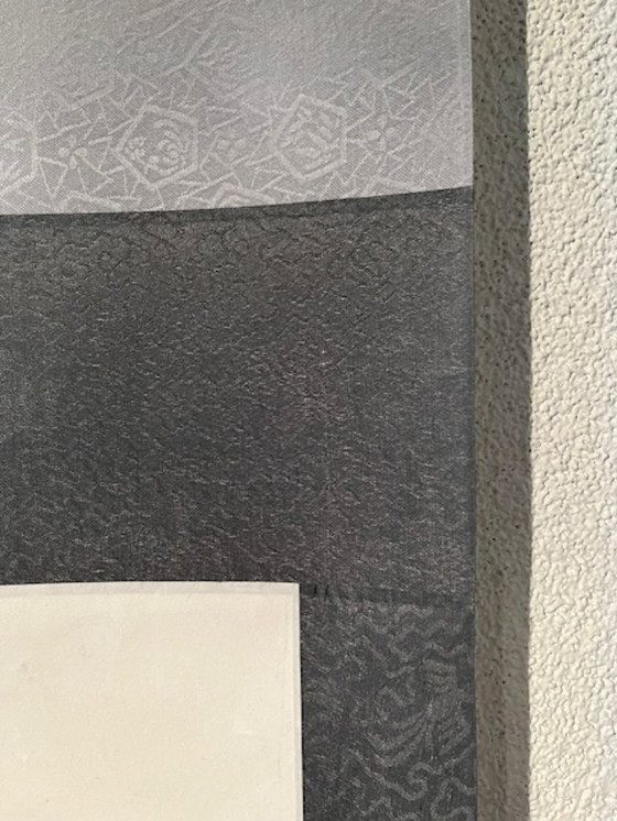 Image 1 of Rouleau suspendu chinois, 1985. Calligraphie représentant deux caractères chinois : Teng Fei