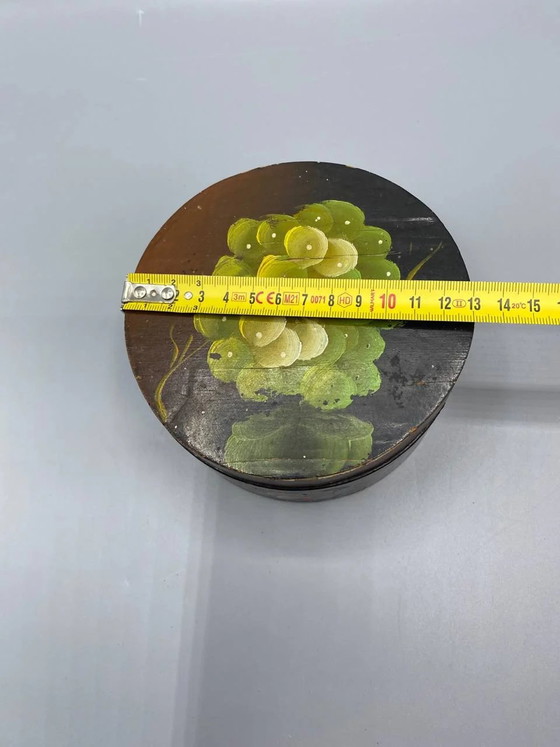 Handbeschilderde ronde houten doos met druiventrosdecoratie – Decoratieve objecten, Vintage (photo 4 of 5)