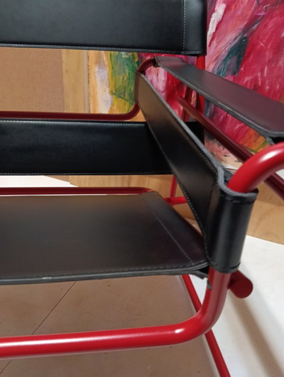 Image 1 of Bolso Knoll Wassily B3 rojo mate, nuevo-usado, en piel negra, de Marcel Breuer.