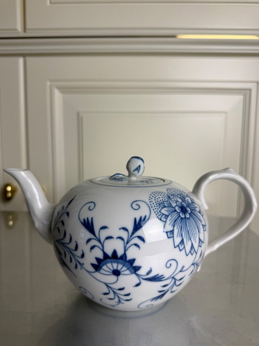 Original Meissen teapot, onion pattern – 1st choice – W 24 cm – excellent condition