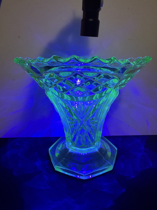 Vase élégant en verre d'uranium vert - Verre d'uranium