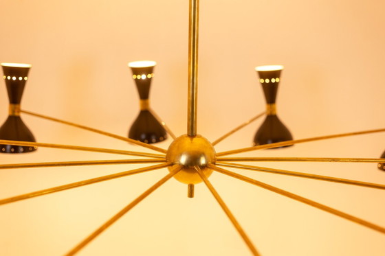 Diabolo kroonluchter met 12 lampen in zwart gelakt metaal. Hedendaags. – Metal, Brass (photo 8 of 11)
