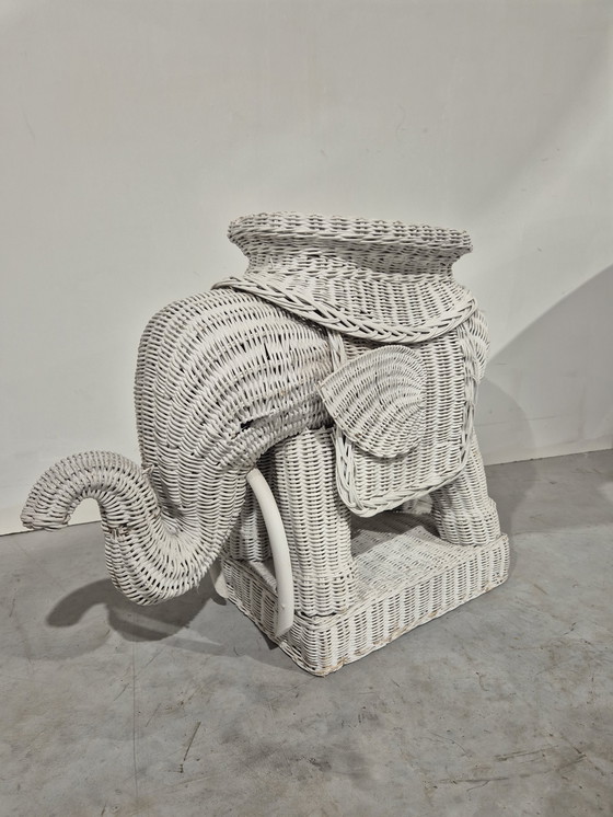 Image 1 of Vintage rieten bijzettafel in de vorm van een olifant uit de jaren 70.