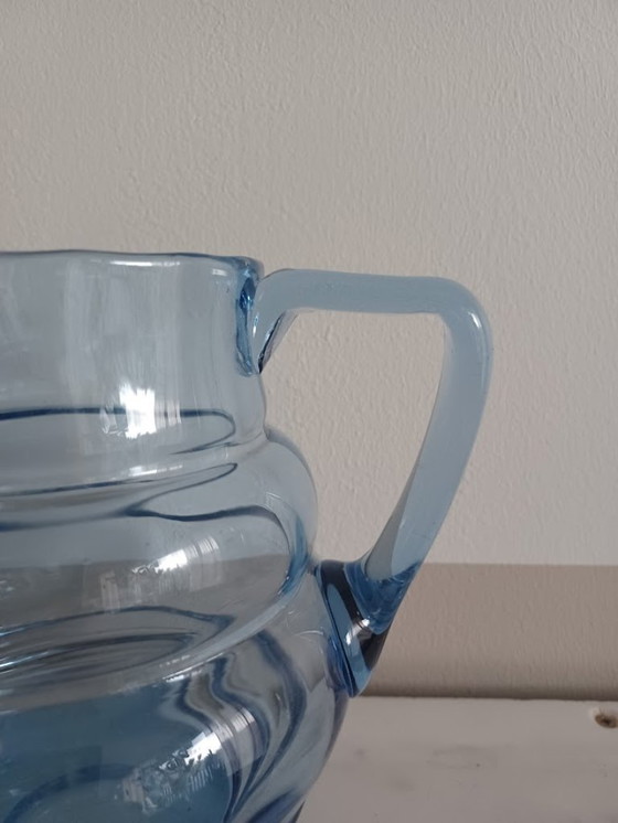 Image 1 of Vintage Art Deco stijl geribbelde blauwe glazen kan.