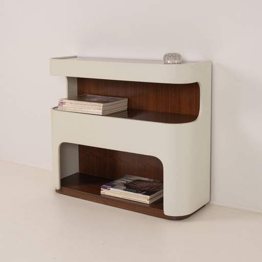 Consolle italiana in stile Space Age con ripiani a giorno curvi.