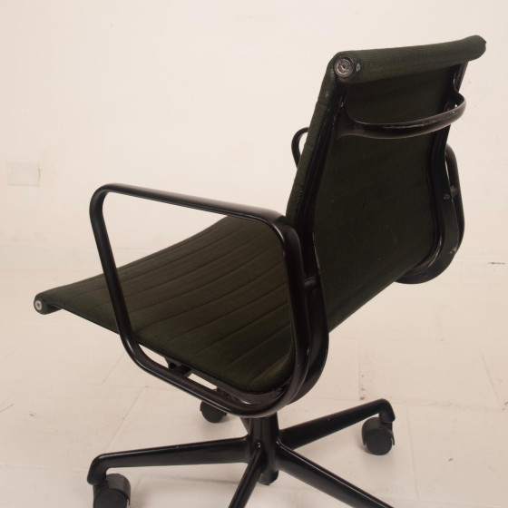 Charles & Ray Eames Zwart Aluminium Bureaustoel, eind 20e eeuw, voor ICF – Bureaustoelen, Metal, Modern (photo 7 of 20)