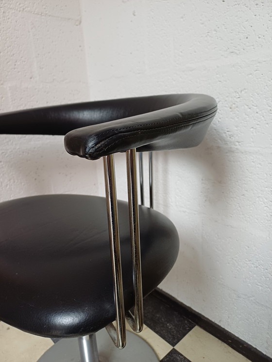 Image 1 of Fauteuil pivotant vintage Börje Johanson avec revêtement en similicuir noir et piètement chromé en forme de trompette
