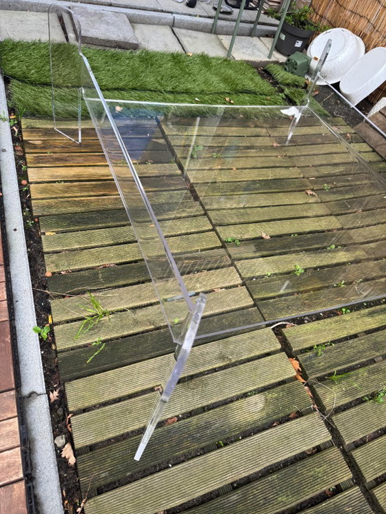 Image 1 of Wunderschöner Plexiglastisch mit einzigartigem Design