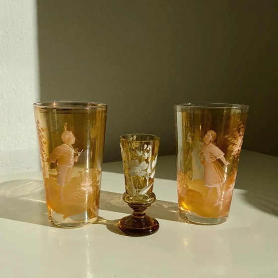 Image 1 of Paar antiker böhmischer Mary Gregory-Trinkgläser aus bernsteinfarbenem Glas, handbemalt mit Emaille, ca. 1890-1910