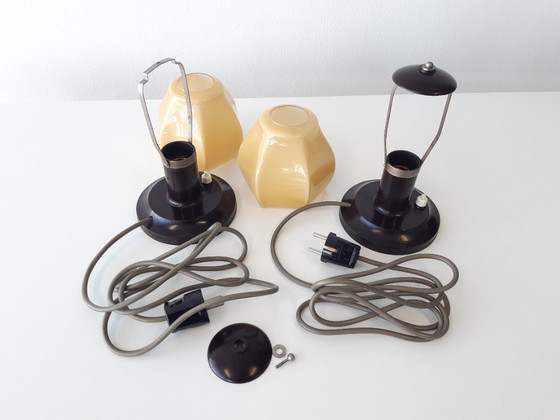 Image 1 of Set aus 2 wunderschönen Nachttischlampen aus Glas mit Bakelit-Sockel, Art-Deco-Nachtlichter.