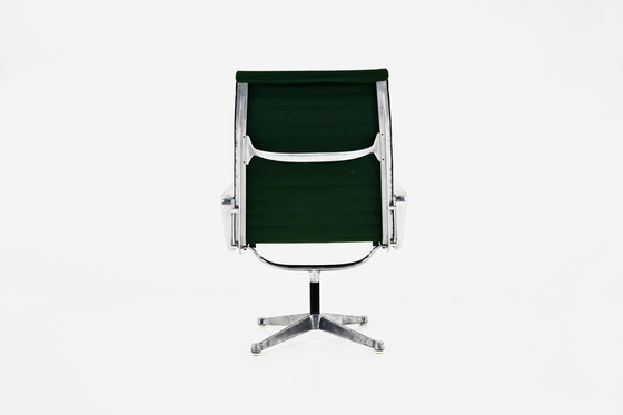 Image 1 of Poltrona verde EA124 di Charles e Ray Eames per Herman Miller, anni &#39;70