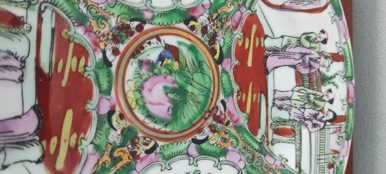 Image 1 of Assiette murale vintage chinoise en porcelaine « médaillon de rose » – Milieu du XXe siècle