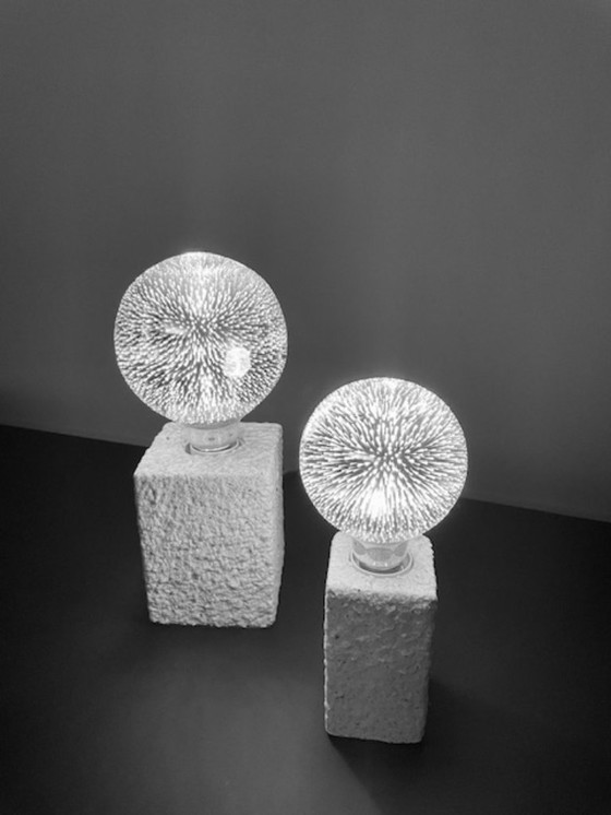 Image 1 of Set van twee moderne designlampen met sculpturale stenen basis