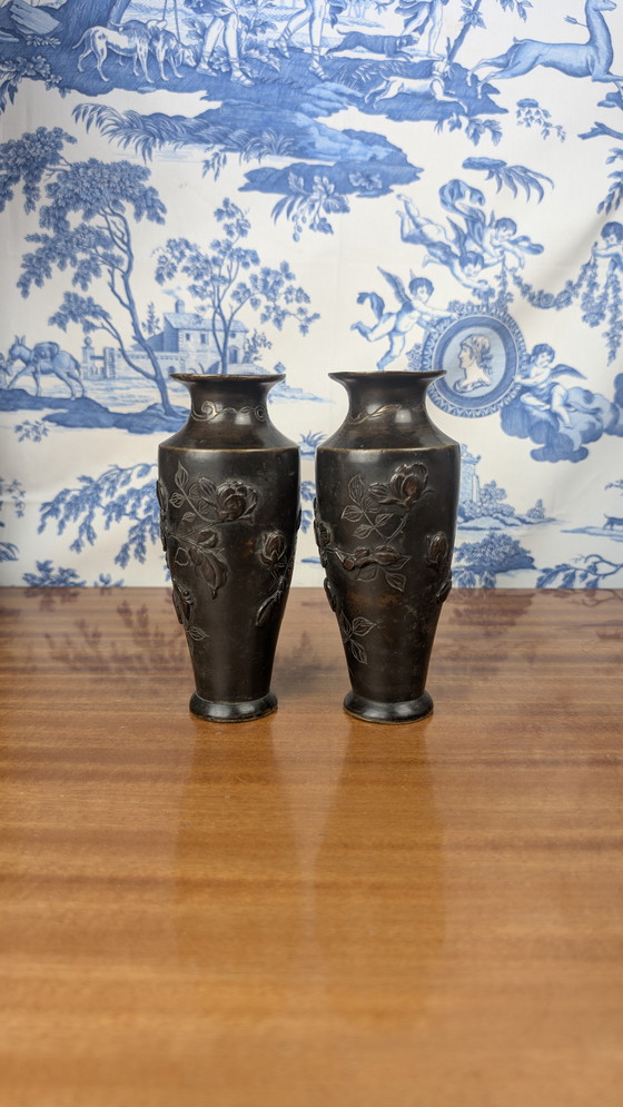 Image 1 of Coppia di vasi giapponesi in bronzo con uccelli in bassorilievo Periodo Meiji (1868-1912)