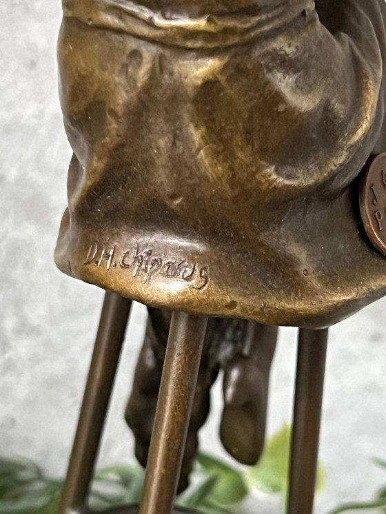 Image 1 of Élégante statue en bronze d'une femme portant un chapeau