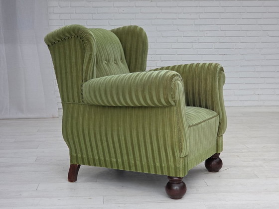Image 1 of 1950er Jahre, dänischer Relaxsessel, grüner Möbelveloursstoff, Beine aus Eschenholz.