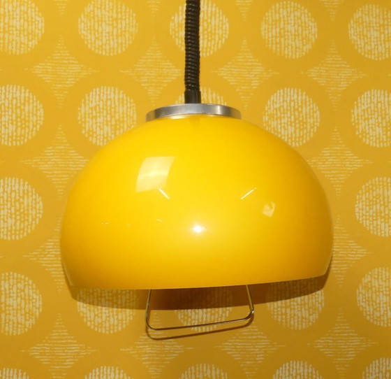 Image 1 of Lampada a sospensione degli anni '70, lampada a soffitto a sospensione Ø40cm plastica gialla/cromo