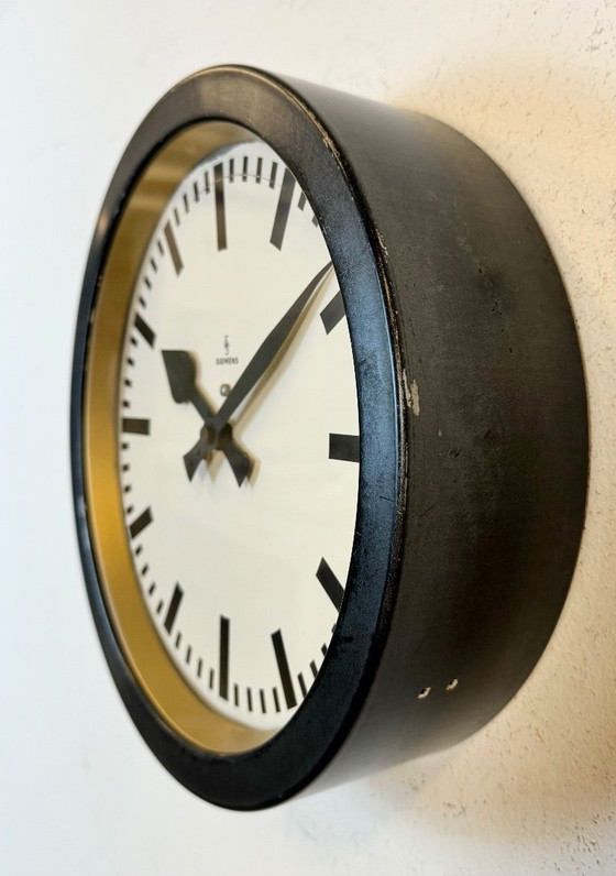 Image 1 of Zwarte industriële fabriekswandklok van Siemens, jaren 50