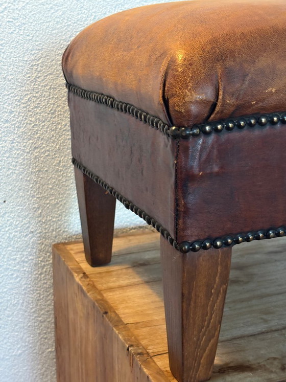 Image 1 of Hocker Bruin Schaapsleer met messing afwerking