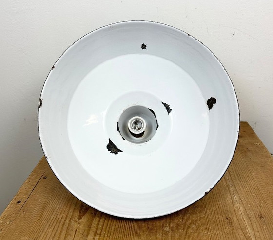 Image 1 of Industriële zwarte geëmailleerde fabriekslamp met gietijzeren bovenkant, jaren 50