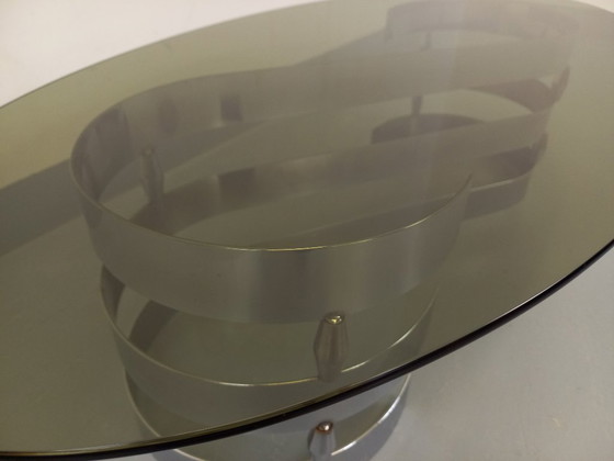 Image 1 of Vintage ovale salontafel van rookglas en verchroomd metaal uit de jaren 70.