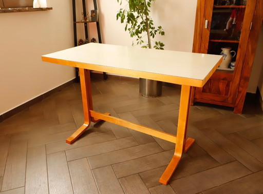 Table with Umakart Top 