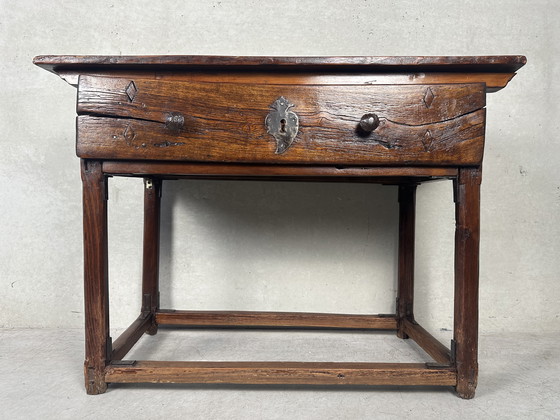 Image 1 of Table d'appoint coloniale espagnole ancienne