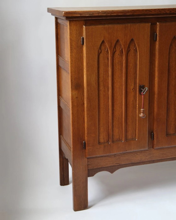 Meuble en chêne d'inspiration gothique belge, années 1960 – Buffets, Wood (photo 4 of 13)