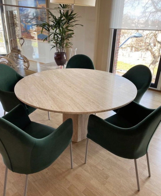 Image 1 of Mesa de comedor redonda de travertino Ø140 cm, diseño de piedra natural Japandi