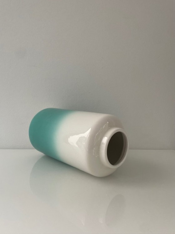 Keramikvase mit Ombré-Effekt in Weiß und Türkis, Vasen, Modern (Foto 9 von 11)