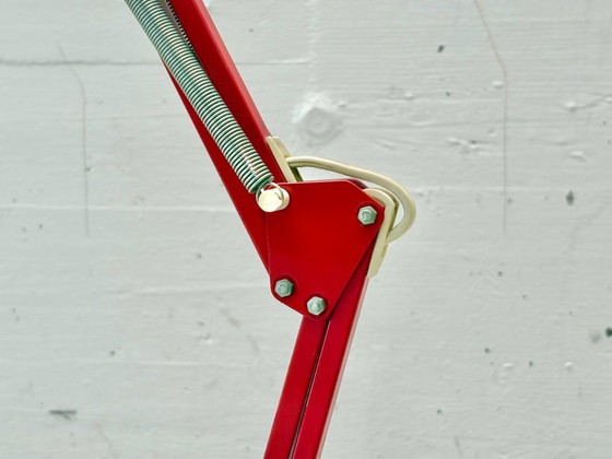 Image 1 of Rode bureaulamp uit het midden van de 20e eeuw, met verstelbare armleuningen.