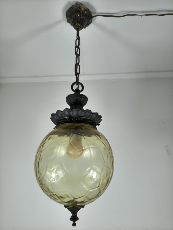 Image 1 of Lampada a sospensione vintage con globo in vetro pressato color ambra – stile retrò anni '70