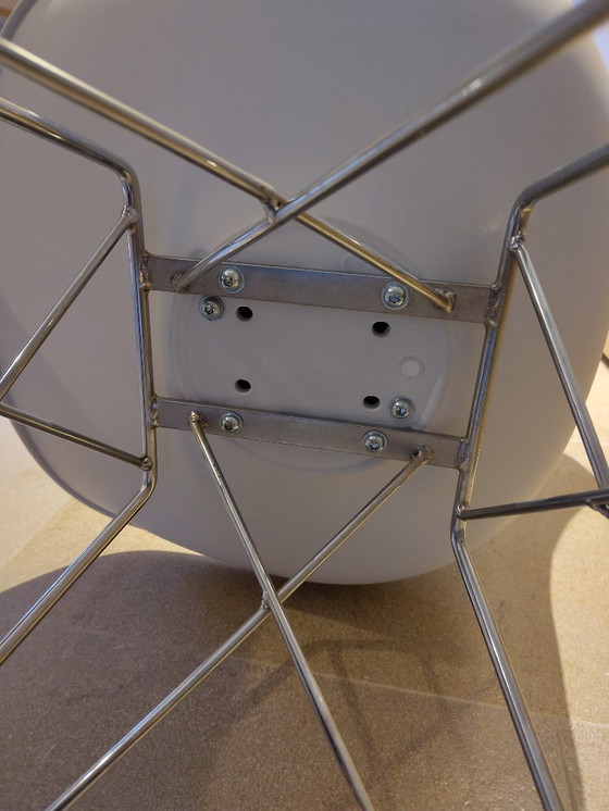 Image 1 of 6 repliche di sedie a secchiello Eames con base in metallo bianco