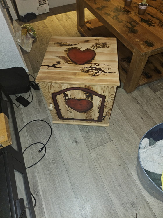 Image 1 of Uniek Epoxy Nachtkastje | Lichtenberg &Glow-in-the-Dark Hart