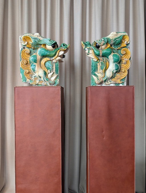 Ein Paar mit Sancai-Glasur verzierte „Drachen-Chiwen“-Dachornamente – Ming-Dynastie