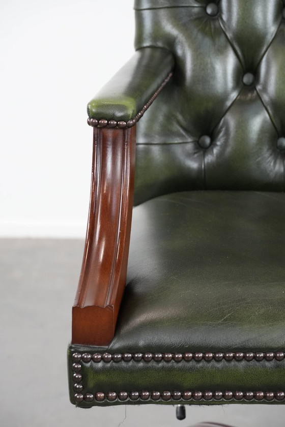 Image 1 of Sedia da ufficio Chesterfield in pelle di mucca verde scuro e legno in stile inglese su ruote